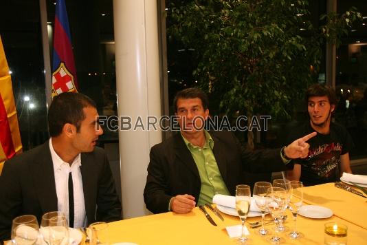 Guardiola, Laporta y Marc Valiente, durante la cena de celebración.