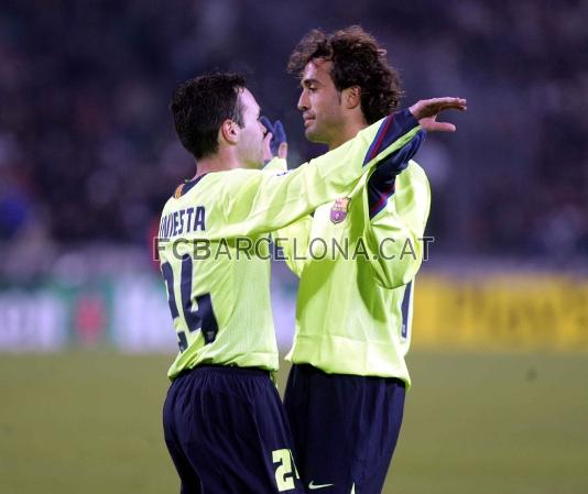 Iniesta y Ezquerro se abrazan por el gol de Ezquerro en Udine.