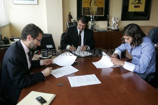Marc Ingla, Joan Laporta i Martn Cceres, signant el contracte.