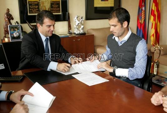 Joan Laporta y Josep Guardiola, en el momento de la firma del segundo como nuevo tcnico del primer equipo.