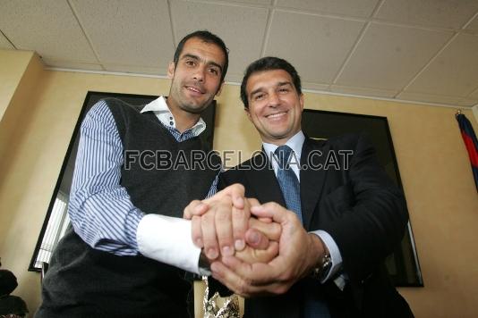 Guardiola y Laporta, una vez firmado el contrato.