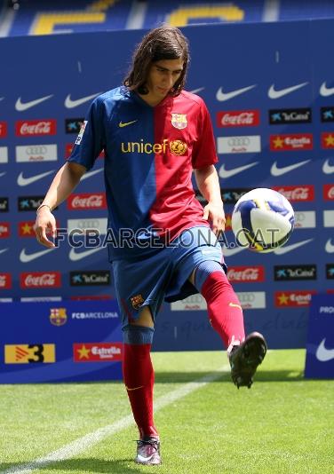 Cceres, con la nueva camiseta del Bara, ya en el Camp Nou.
