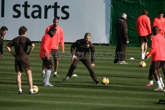 Josep Guardiola ha participado en uno de los rondos que ha formado el equipo.