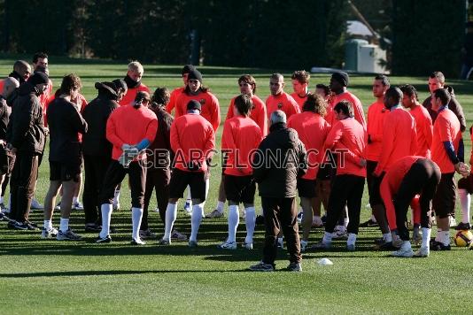 El equipo reunido en el campo de entrenamiento de la Ciudad Deportiva Joan Gamper.