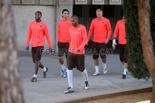 Keita, Mrquez, Henry y Gudjohnsen, saliendo del Camp Nou para ir al campo de entrenamiento.