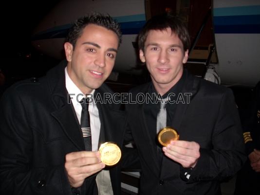 Messi i Xavi, amb les medalles que obtenen el segon i el cinqu classificat, respectivament.