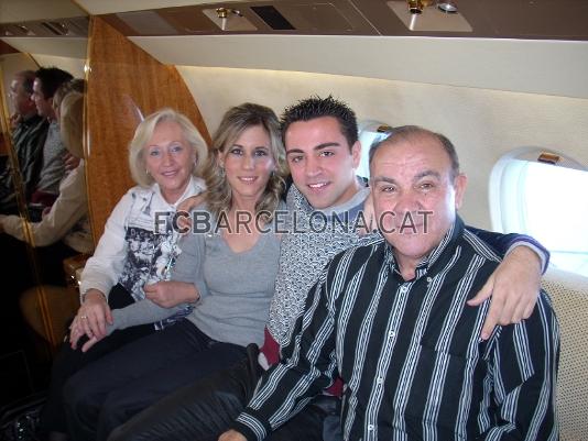 Xavi, con su familia, en el vuelo de ida hacia Zurich.