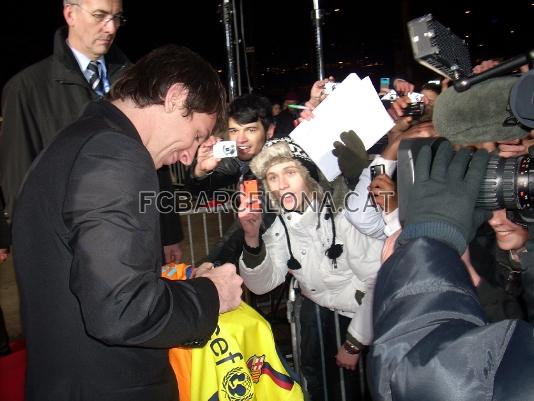 Messi, firmando autgrafos a la entrada del Opernhaus de Zurich.