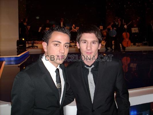 Xavi y Messi, ya con la pera de fondo.