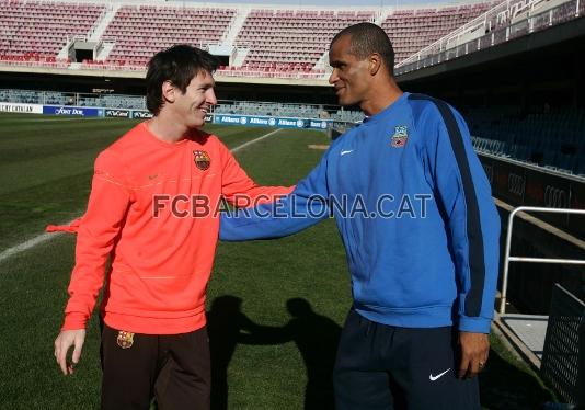 Rivaldo saluda a Messi en el entrenamiento que el primer equipo ha hecho en el Miniestadi.