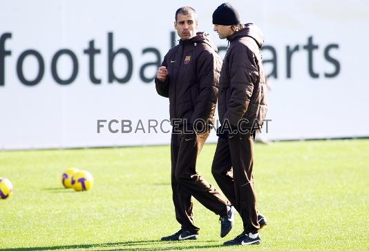 El tcnic, Josep Guardiola, parlant amb el seu ajudant, Tito Vilanova.