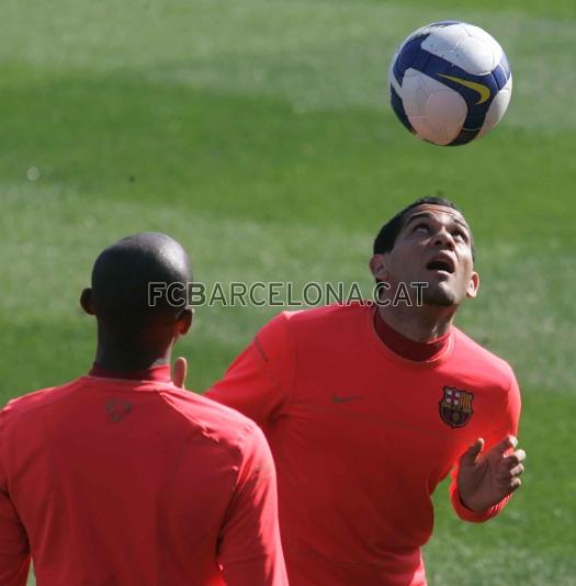 Alves, con el baln en la cabeza.
