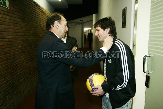 Emotivo encuentro entre Quini y Messi.