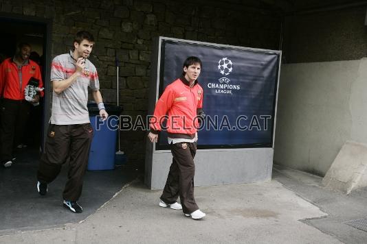 Messi i Piqu es dirigeixen cap a l'autocar desprs de la sessi preparatria que ha tingut lloc al Camp Nou.