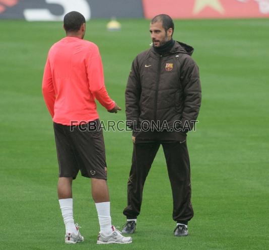 Guardiola y Henry, hablando.