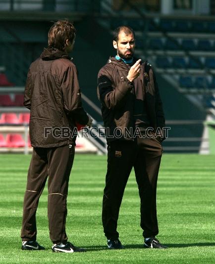 Josep Guardiola parlant amb el seu ajudant, Tito Vilanova.