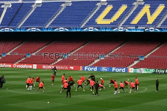 El primer equipo de ftbol se ha entrenado a las 11 de la maana en el Camp Nou.