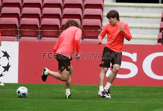 Carles Puyol i Bojan Krkic jugant amb la pilota.