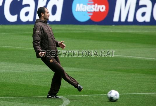 Josep Guardiola dando toques con el baln.