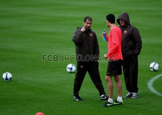 El tcnic Josep Guardiola parlant amb Sergio Busquets.