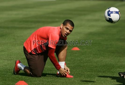 Dani Alves, en un instante del entrenamiento que ha tenido lugar en la Ciudad Deportiva.