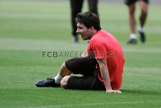 Messi, sobre el csped del estadio.