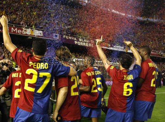 Els jugadors sn ovacionats pels seguidors del FC Barcelona.