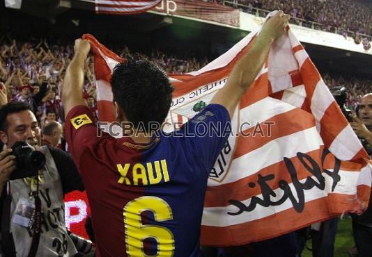 Xavi saluda a l'afici de l'Athletic.