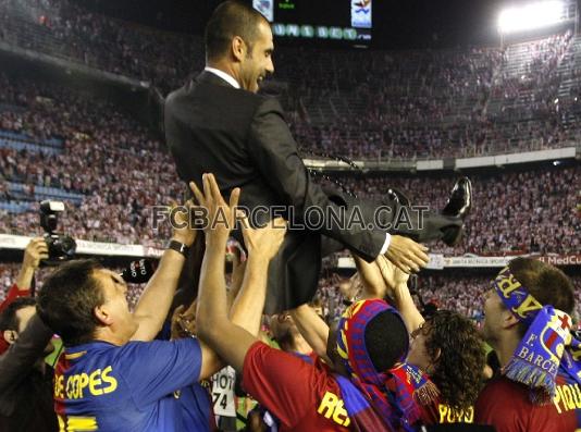 Los jugadores ovacionan a Josep Guardiola.