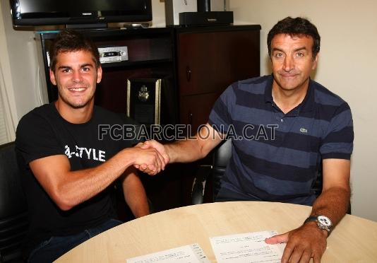 Edu Oriol y Jos Ramn Alexanko, tras haber firmado el contrato, que acredita al primero como nuevo jugador del Bara Atltic hasta el 30 de juny del 2011.
