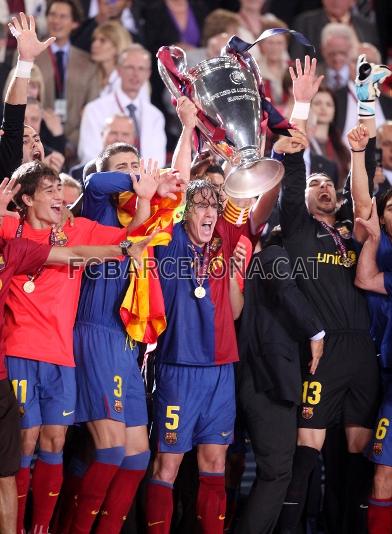 Puyol aixeca la Lliga de Campions, la tercera de la història del FC Barcelona.