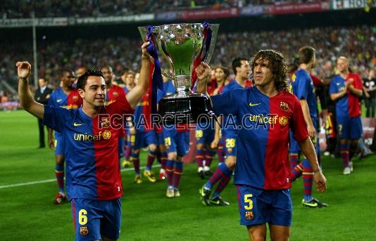 El Camp Nou viu, després del Barça-Osasuna (0-1), la celebració del doblet. Xavi i Puyol, amb el títol de Lliga.