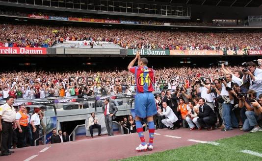 La tribuna del Camp Nou, llena para ver a Henry con la camiseta azulgrana por primera vez.