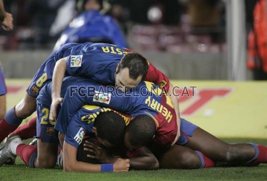 Els seus companys l'abracen desprs que fes un gol espectacular contra el Mallorca (3-1).