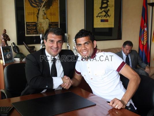 Joan Laporta i Dani Alves, durant la signatura del contracte.