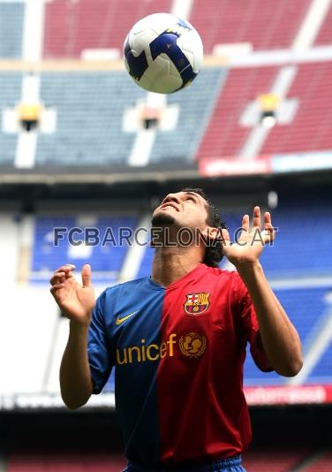 Alves mostrando sus habilitades con el baln.