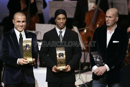 Con Cannavaro y Zidane, en los premios FIFA World Player 2006.