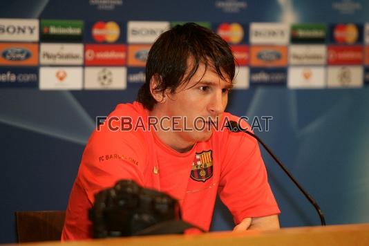 Leo Messi, a continuacin del tcnico, ha dicho que quiere jugar bien y ganar al Sporting Clube.