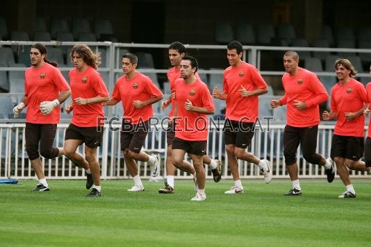 El equipo, con Xavi, Puyol, Iniesta y Cceres como novedades, se ha entrenado en el Miniestadi.