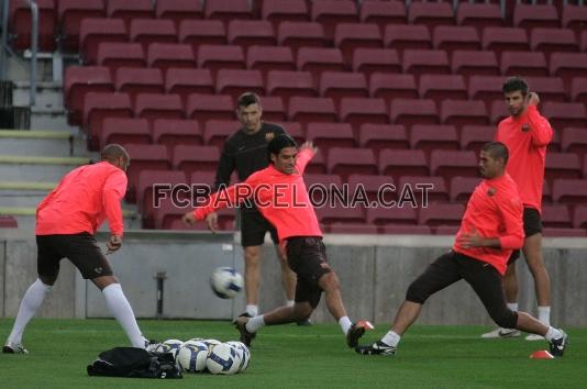 Márquez lluitant una pilota amb Valdés mentre Henry, Piqué i Unzué s'ho miren.
