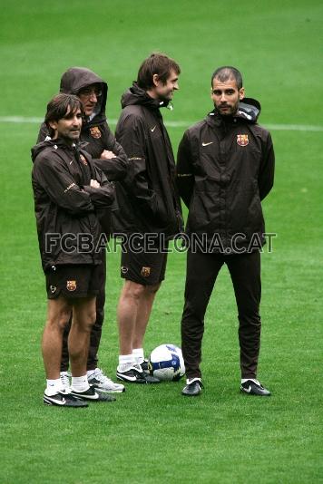 Josep Guardiola parlant amb els seus ajudants.