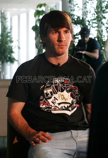 Messi explica en la entrevista a Bara TV y www.fcbarcelona.cat que Guardiola est muy encima de los jugadores del Bara y que parece un jugador ms.