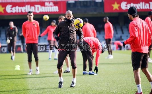 Primeros minutos del entrenamiento, con Valdés realizando toques con el balón.