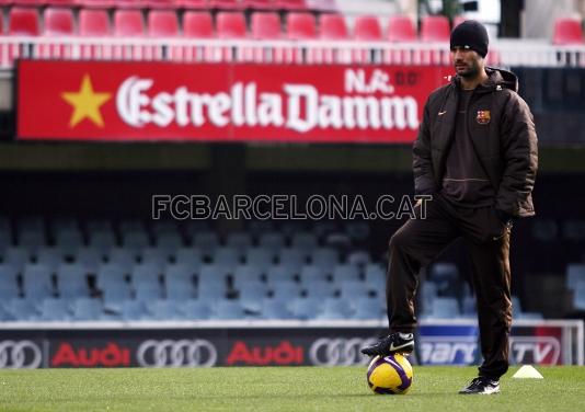Josep Guardiola observa el trabajo de sus jugadores.