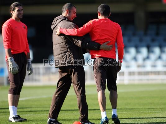 Guardiola saludando a Alves, uno de los ltimos internacionales en reincorporarse.