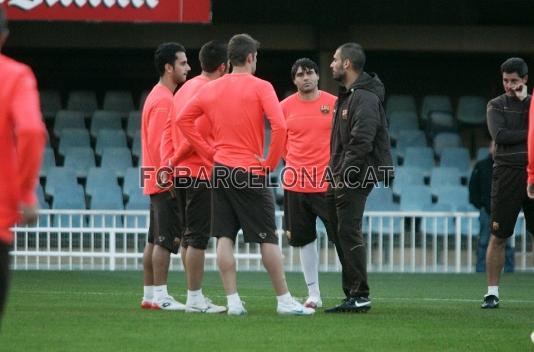 Guardiola hablando con los jugadores del filial, Crcoles, Verds, Vctor Vzquez y Xavi Torres.
