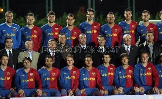 Els jugadors del Bara Atltic amb el president Joan Laporta.