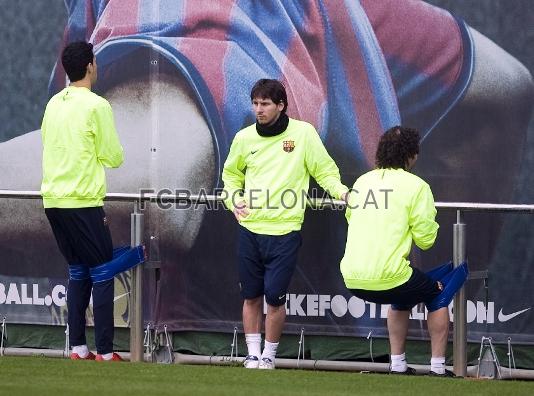 Busquets, Messi i Milito, un dia abans del Bara-Sevilla. (Foto: Miguel Ruiz - FCB)