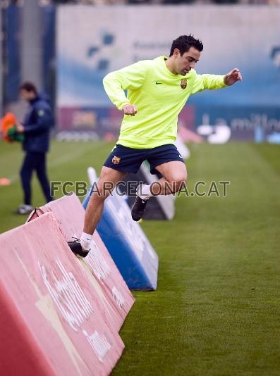 Xavi, en ple exercici. (Foto: Miguel Ruiz - FCB)
