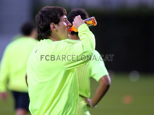 Messi, refrescant-se. Foto: Miguel Ruiz (FCB).